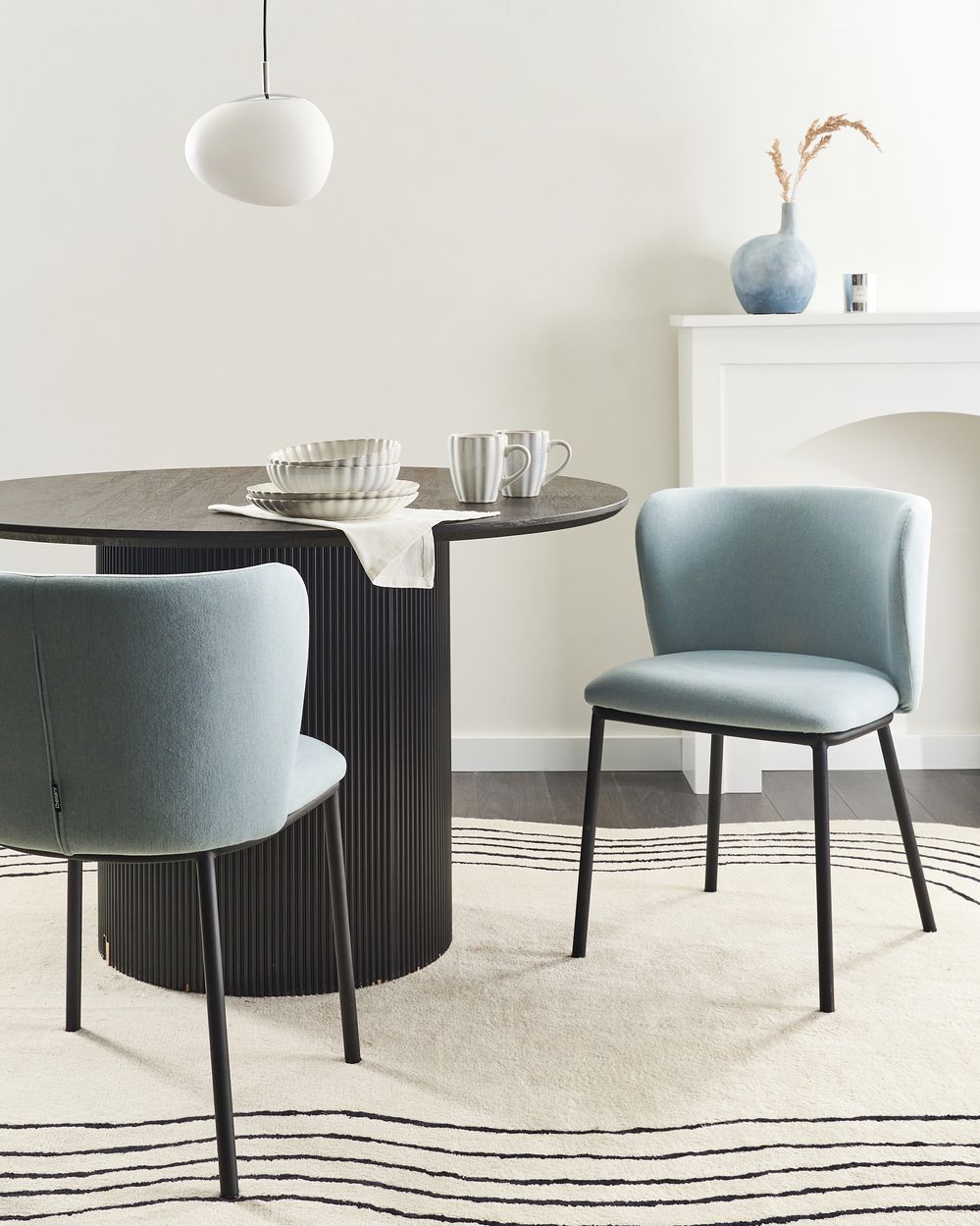 Set di 2 sedie da pranzo in poliestere azzurro Rivestimenti in metallo nero Gambe senza braccioli Schienale curvo Design moderno e contemporaneo