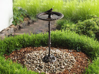 Fontana Uccelliera marrone Alimentatore d'acqua per uccelli in ferro per giardino Accento decorativo all'aperto