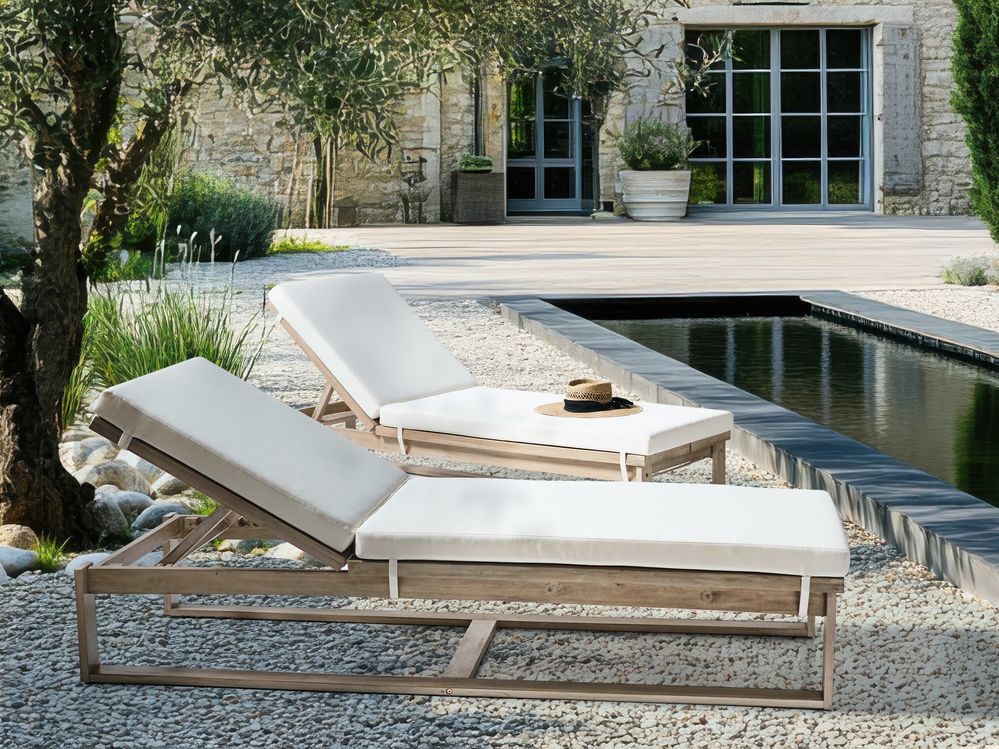 Set di 2 lettini da giardino reclinabili in legno d'acacia con cuscini bianco sporco reclinabile resistente alle intemperie