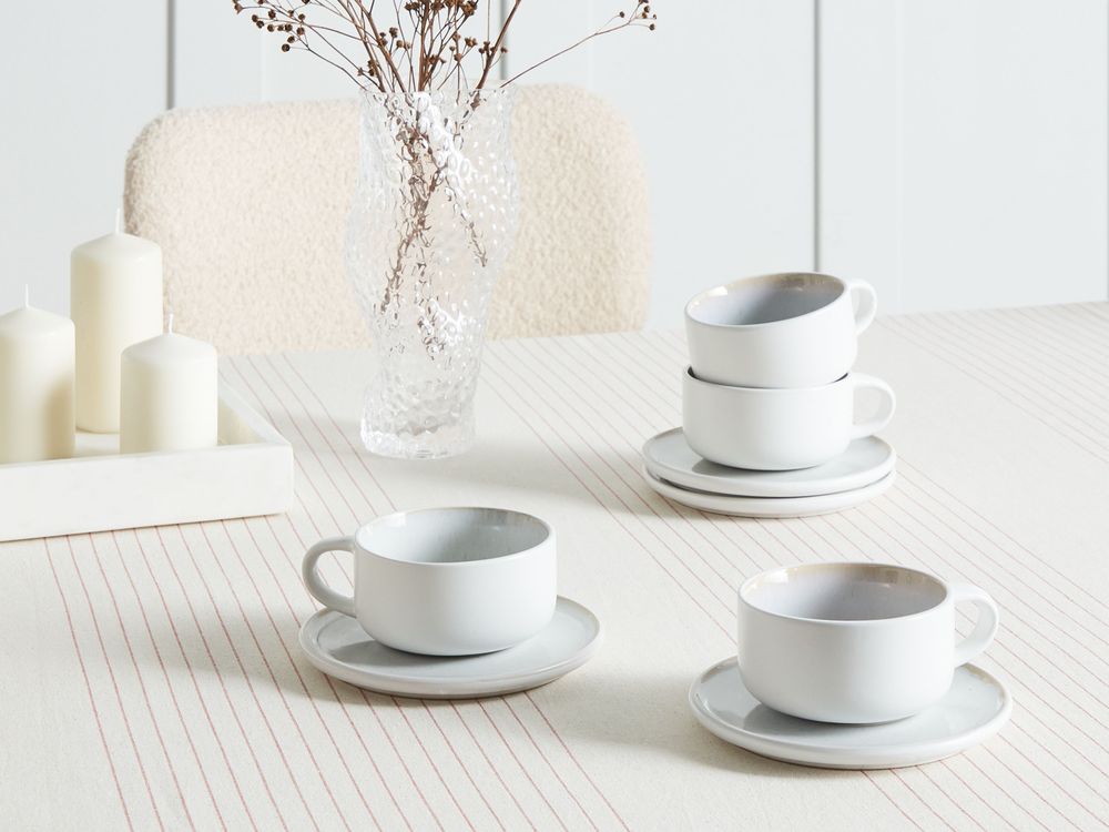 Set di 4 tazze con piattini Servizio per 4 persone di gres bianco con smalto reattivo fatto a mano cucina sala da pranzo e caffè.
