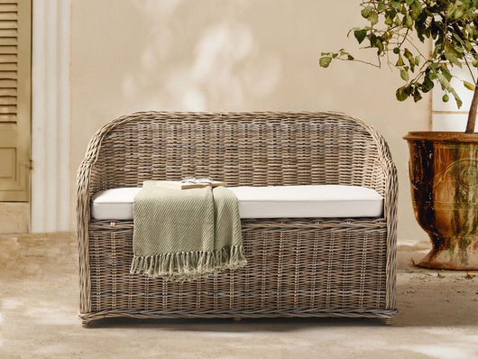 Panca a 2 posti per giardino in rattan naturale con cuscini bianchi e bianco sporco 141 cm stile boho per esterni e interni perfetto per giardino patio o balcone