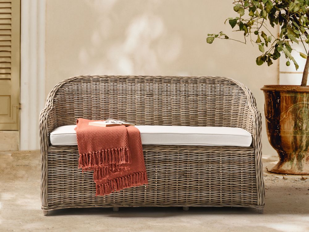 Panca a 2,5 posti per giardino in rattan naturale con cuscini bianchi e bianco sporco 141 cm stile boho per esterni e interni perfetto per giardino patio o balcone.