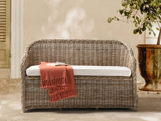 Panca a 2,5 posti per giardino in rattan naturale con cuscini bianchi e bianco sporco 141 cm stile boho per esterni e interni perfetto per giardino patio o balcone.