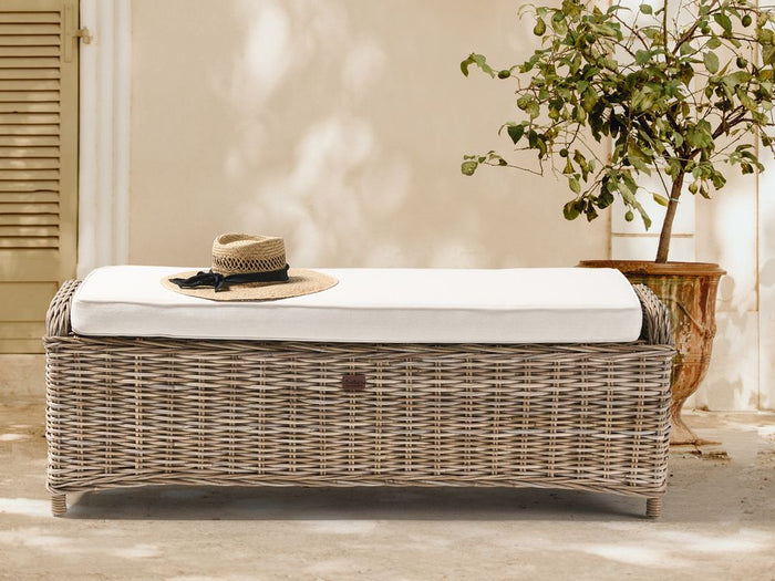 Ottomana da giardino 2 posti in rattan naturale, con cuscini bianchi e bianco sporco, 140 cm – Perfetto per esterni ed interni, stile boho per giardino, patio e balcone.