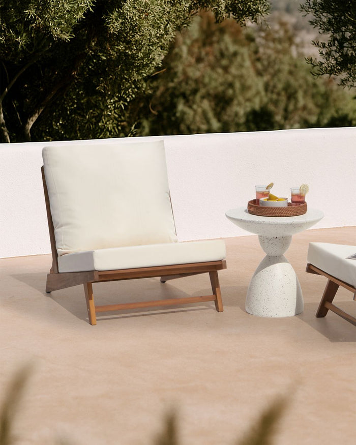 Poltroncina Light in legno di acacia colore bianco sporco con schienale e cuscini per la seduta Design perfetto per interni ed esterni, che unisce stile moderno e rustico.