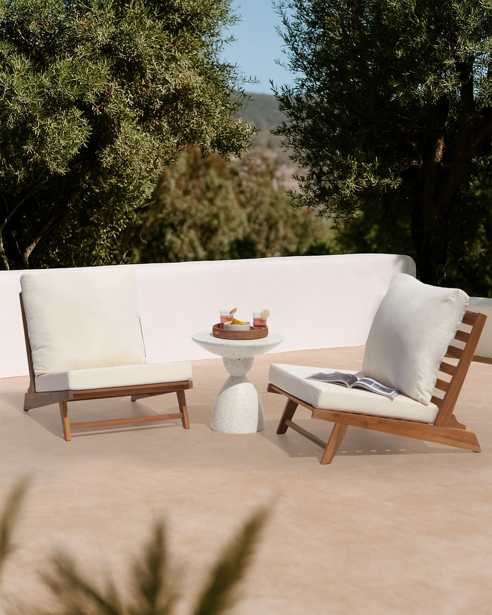 Set di 2 Poltroncine in legno di acacia colore bianco sporco con schienale e cuscini per la seduta Design perfetto per interni ed esterni, che unisce stile moderno e rustico.