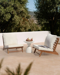 Set di 2 Poltroncine in legno di acacia colore bianco sporco con schienale e cuscini per la seduta Design perfetto per interni ed esterni, che unisce stile moderno e rustico.
