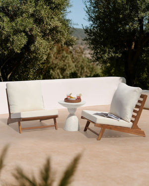 Set di 2 Poltroncine in legno di acacia colore bianco sporco con schienale e cuscini per la seduta Design perfetto per interni ed esterni, che unisce stile moderno e rustico.