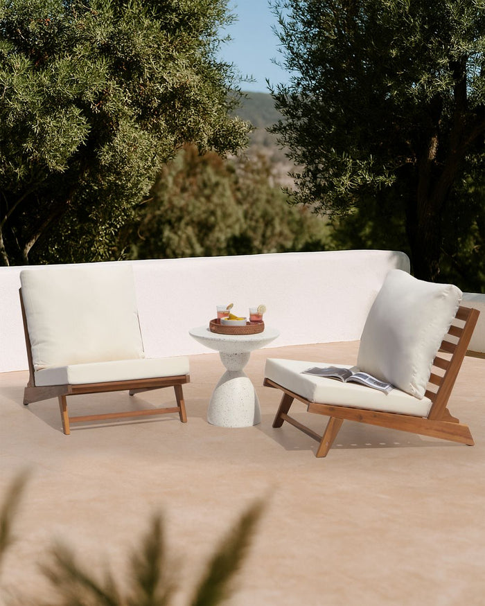 Set di 2 Poltroncine in legno di acacia colore bianco sporco con schienale e cuscini per la seduta Design perfetto per interni ed esterni, che unisce stile moderno e rustico.
