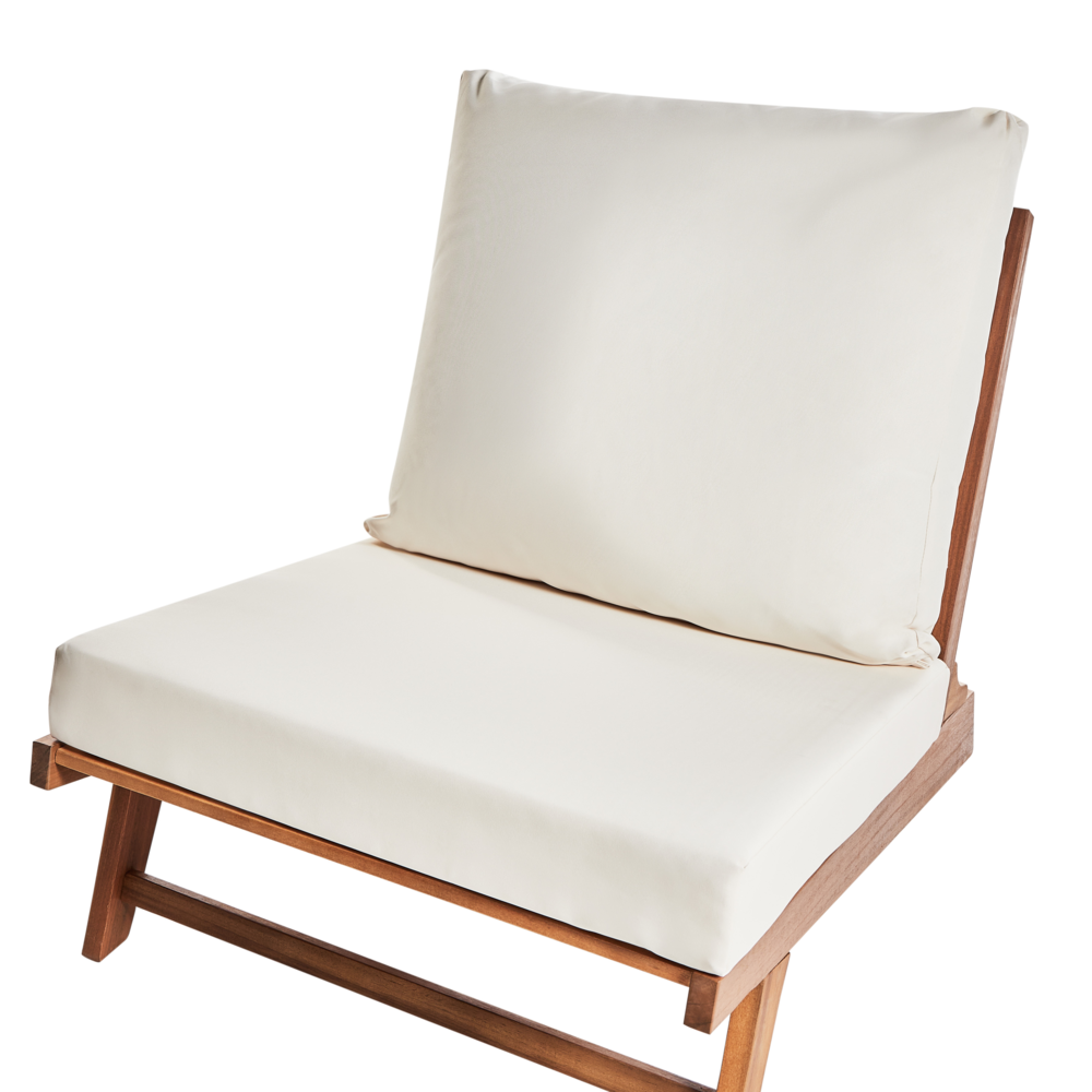 Set di 2 Poltroncine in legno di acacia colore bianco sporco con schienale e cuscini per la seduta Design perfetto per interni ed esterni, che unisce stile moderno e rustico.