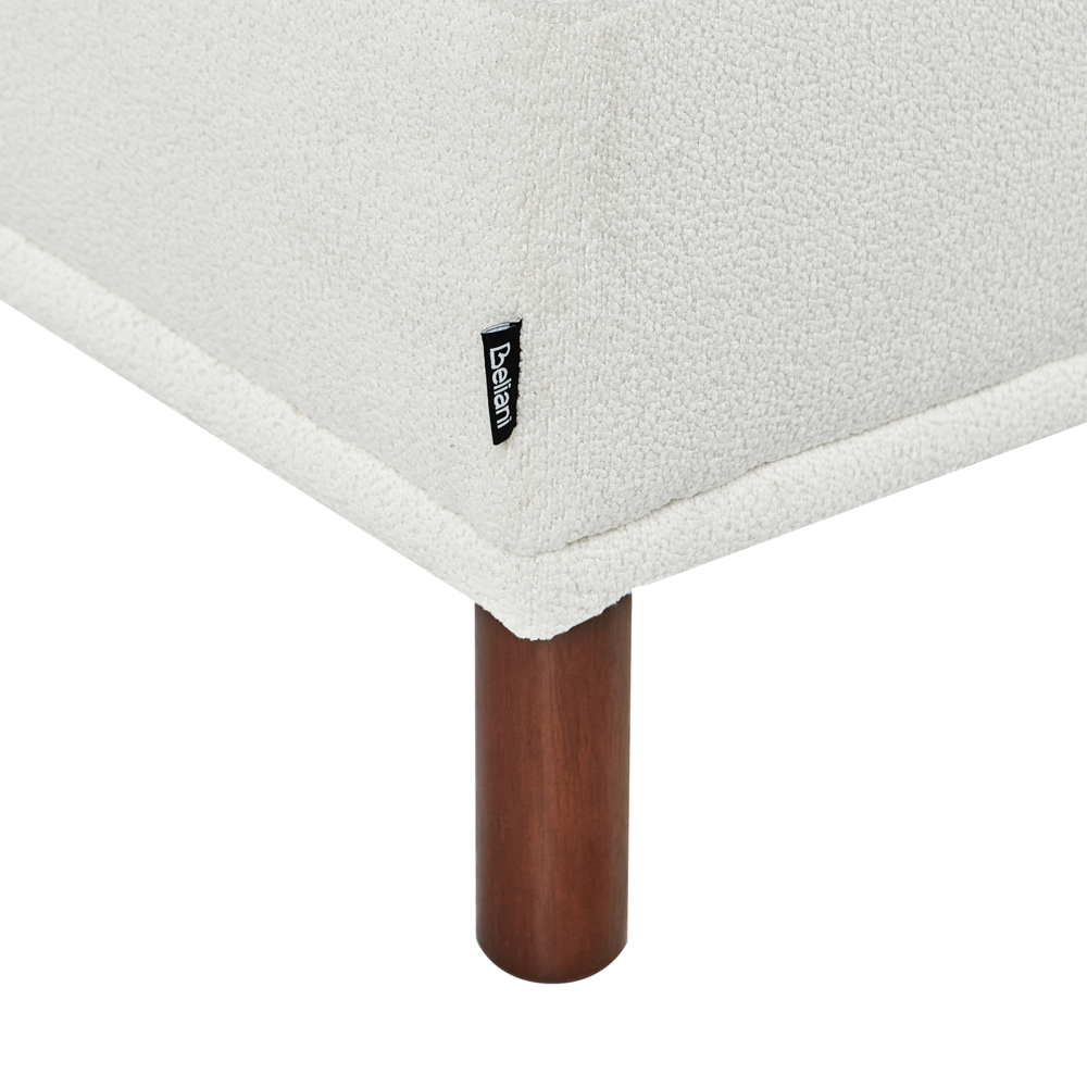 Pouf bianco rettangolare con gambe in in legno di gomma verniciato marrone stile minimalista