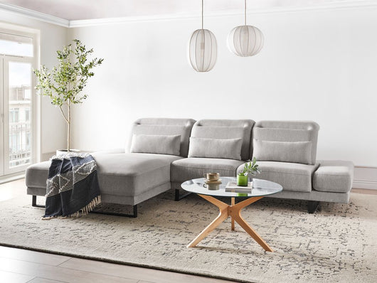 Divano angolare a destra Rivestimento in poliestere grigio chiaro Gambe in acciaio Braccioli e schienale regolabili Mobili per il soggiorno