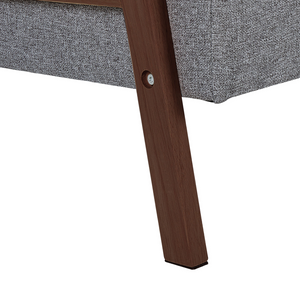 Divano letto moderno in tessuto grigio scuro braccioli in legno chiaro gambe trasformabili stile moderno