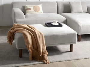 Pouf tortora rettangolare grigio chiaro con gambe in in legno di gomma verniciato stile minimalista