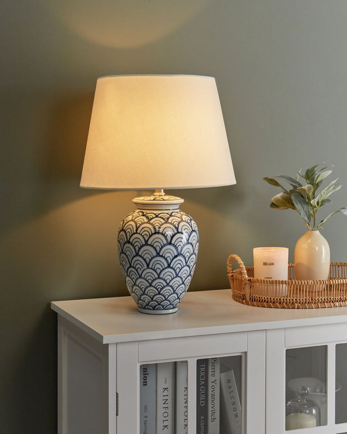 Lampada da tavolo Base in porcellana blu e bianca Paralume in lino ornato da un motivo Illuminazione Soggiorno Camera da letto