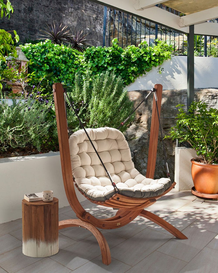 Sedia a dondolo da giardino in legno di larice marrone e beige chiaro, imbottita in tessuto di poliestere e arredata in stile rustico