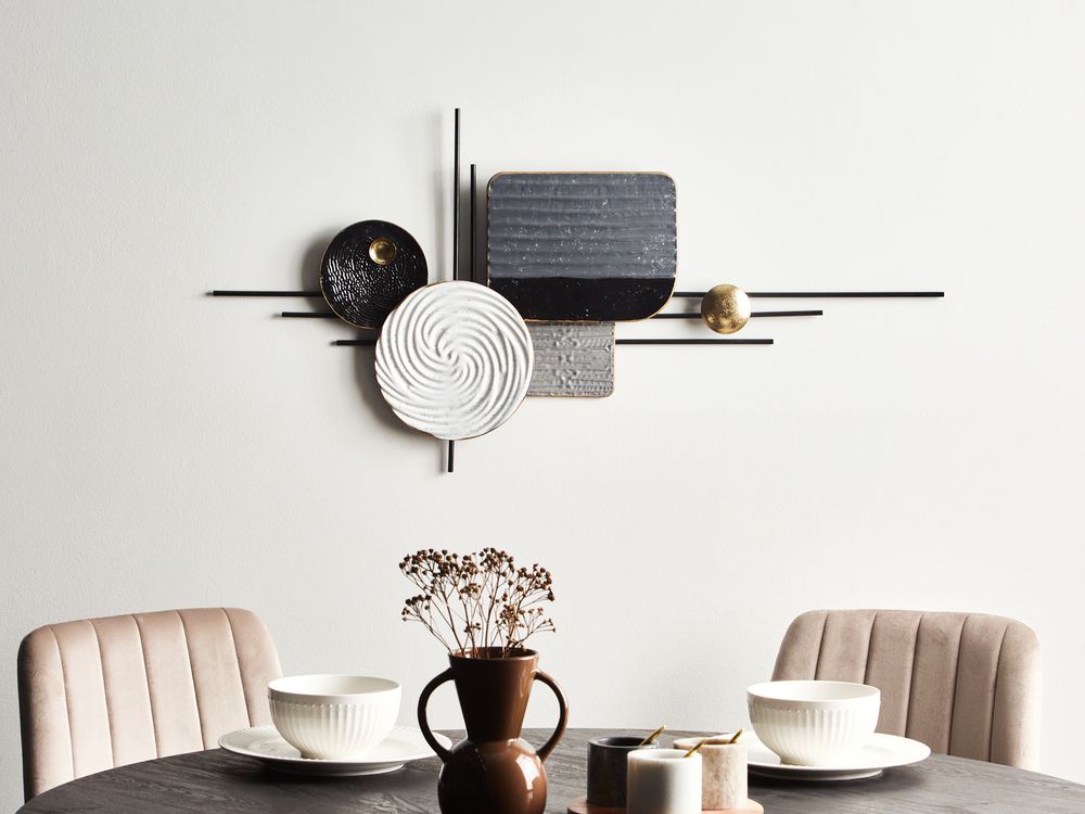 Decorazione murale in metallo grigio appeso a parete irregolare d'accento metallico stile moderno