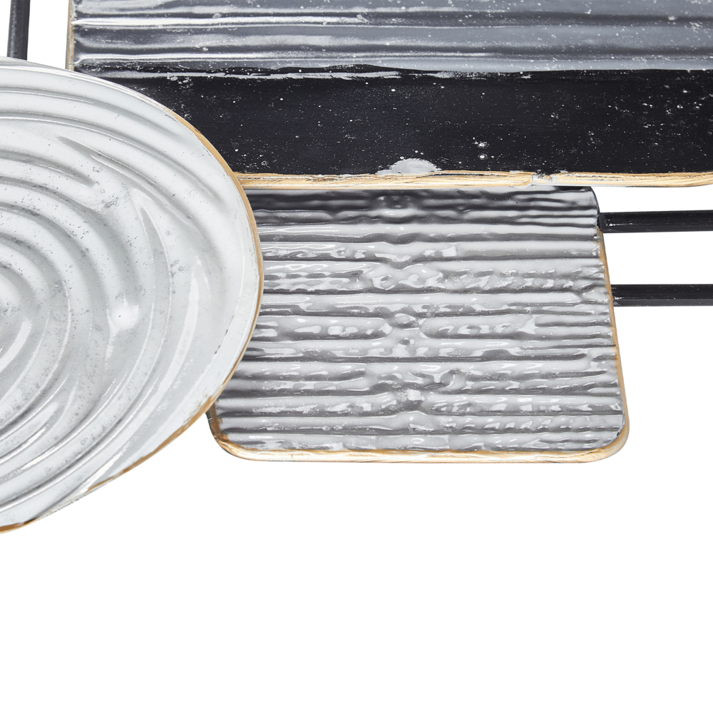 Decorazione murale in metallo grigio appeso a parete irregolare d'accento metallico stile moderno