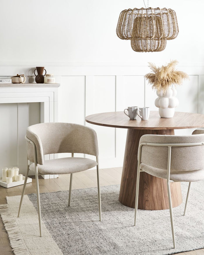 Set di 2 sedie da pranzo imbottite beige chiaro braccioli Design moderno Base in metallo stile moderno