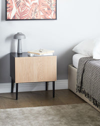 Comodino in MDF nero a coste in legno di frassino naturale Comodino per camera da letto a 1 cassetto Moderno