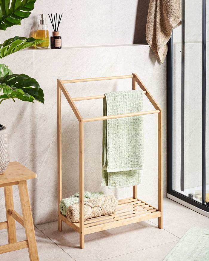 Porta asciugamani con ripiano in legno di bambù marrone chiaro per asciugamani o vestiti