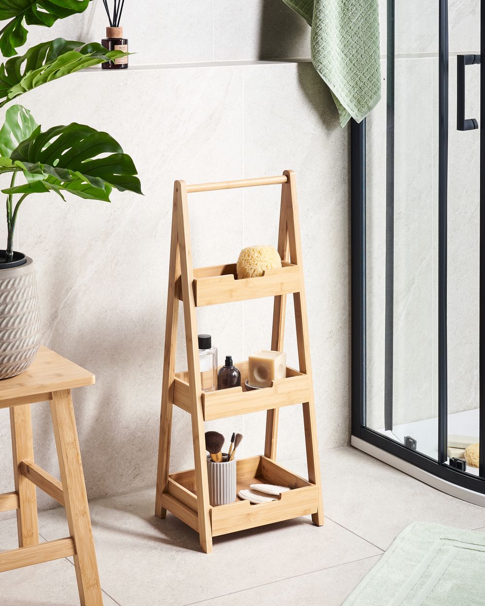 Scaffale da bagno in legno di bambù marrone chiaro a 3 livelli con design a cestello