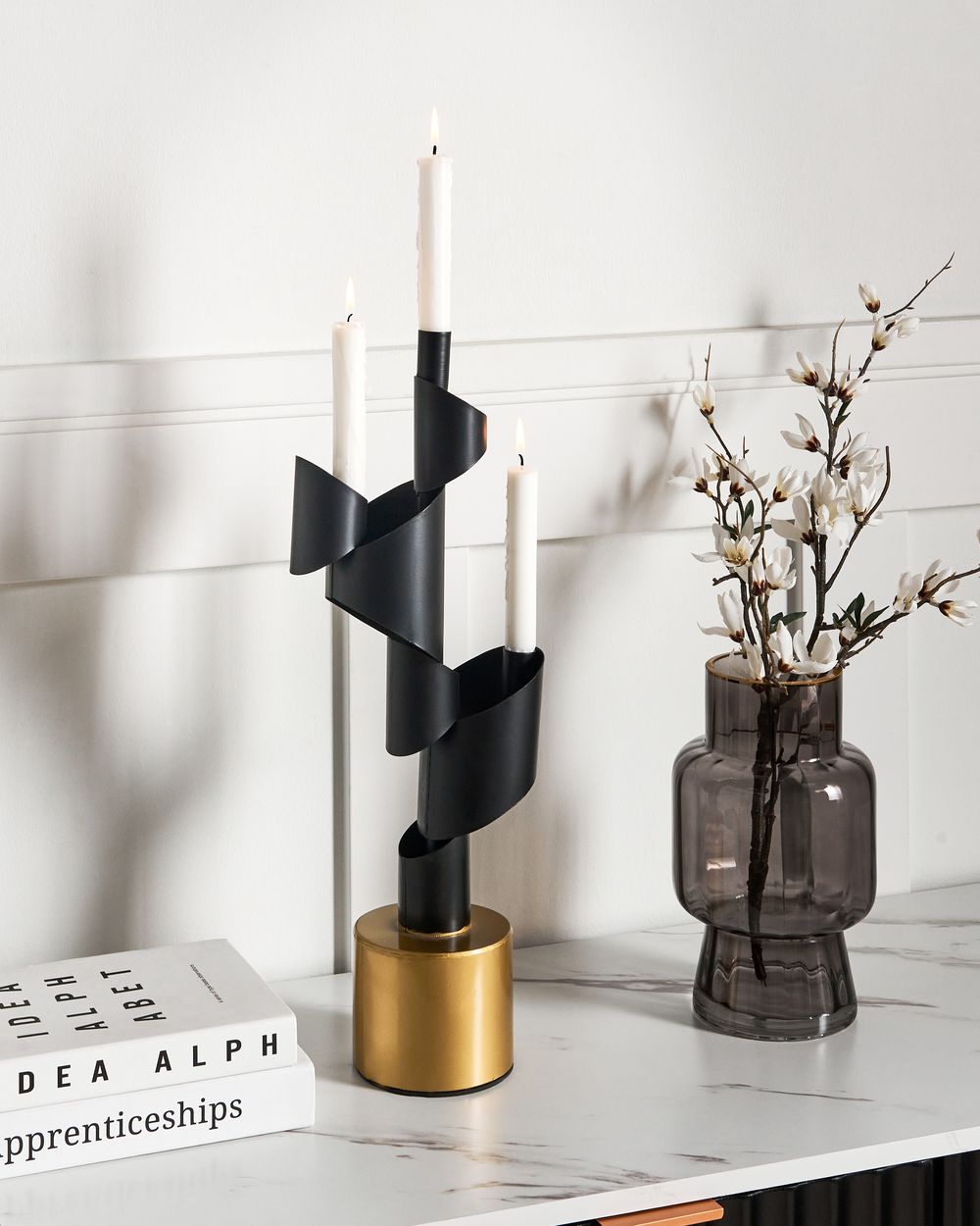 Portacandele in metallo di forma astratta nero stile elegante