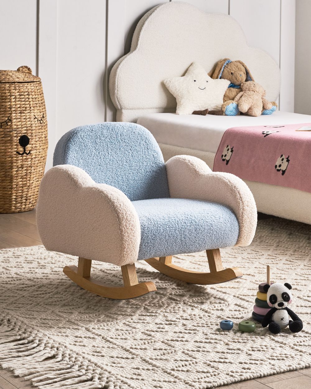 Sedia a dondolo per bambini nuvoletta con gambe in legno azzurro per cameretta