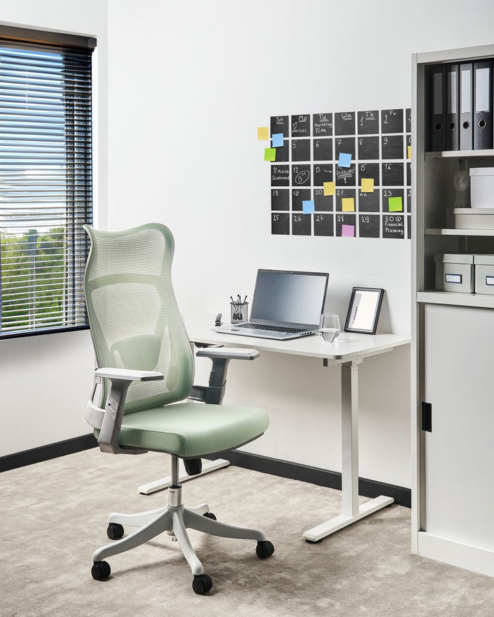 Sedia da ufficio moderna con base girevole e braccioli regolabili in altezza in rete per la casa e l'ufficio verde