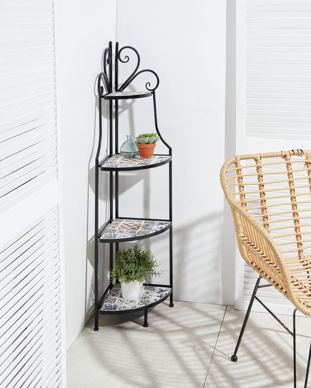 Scaffale angolare da giardino Ferro nero Piastrelle di ceramica Scala pieghevole Scaffale all'aperto