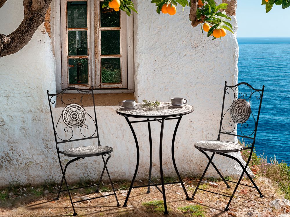 Set da balcone con tavolo e sedie pieghevoli in metallo e piastrelle in ceramica bianca e nera