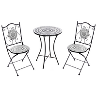 Set da balcone con tavolo e sedie pieghevoli in metallo e piastrelle in ceramica bianca e nera