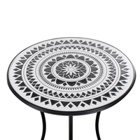 Set da balcone con tavolo e sedie pieghevoli in metallo e piastrelle in ceramica bianca e nera