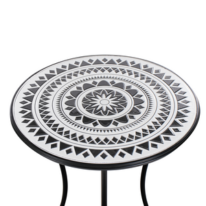 Set da balcone con tavolo e sedie pieghevoli in metallo e piastrelle in ceramica bianca e nera