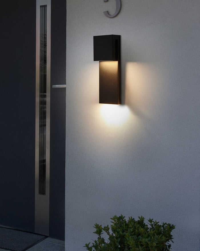 Lampada da parete LED da esterno, applique nera in metallo e vetro opaco, design moderno per patio e giardino