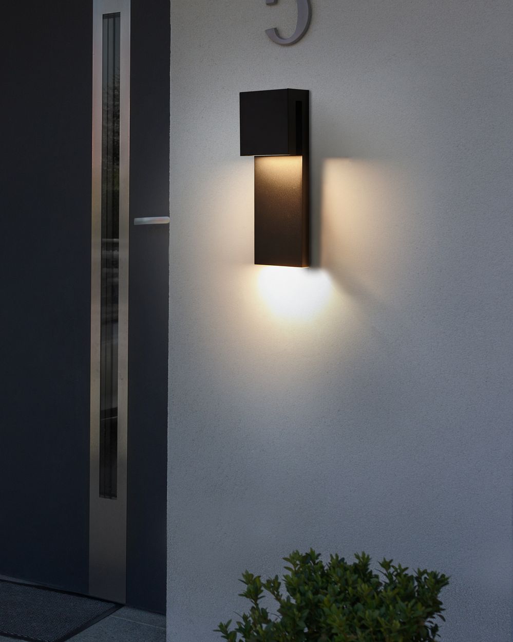 Lampada da parete LED da esterno, applique nera in metallo e vetro opaco, design moderno per patio e giardino
