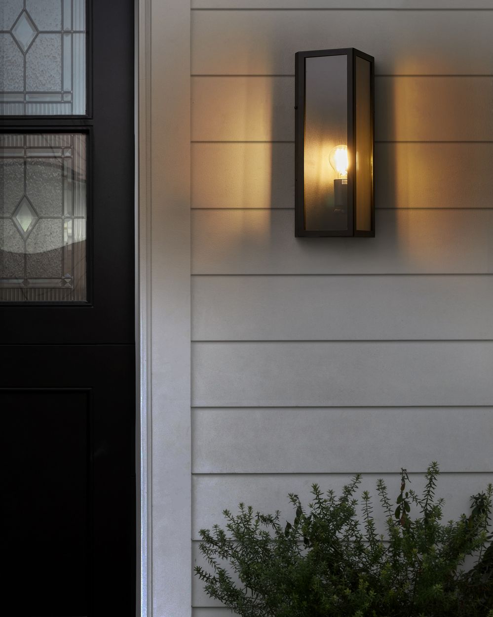 Lampada da parete LED da esterno, applique nera in metallo e vetro opaco, design moderno per patio e giardino