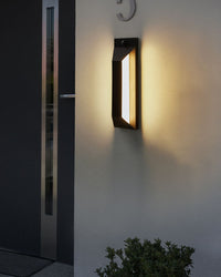 Lampada da parete LED da esterno con sensore di movimento, applique nera in metallo e vetro opaco, design moderno per patio e giardino.