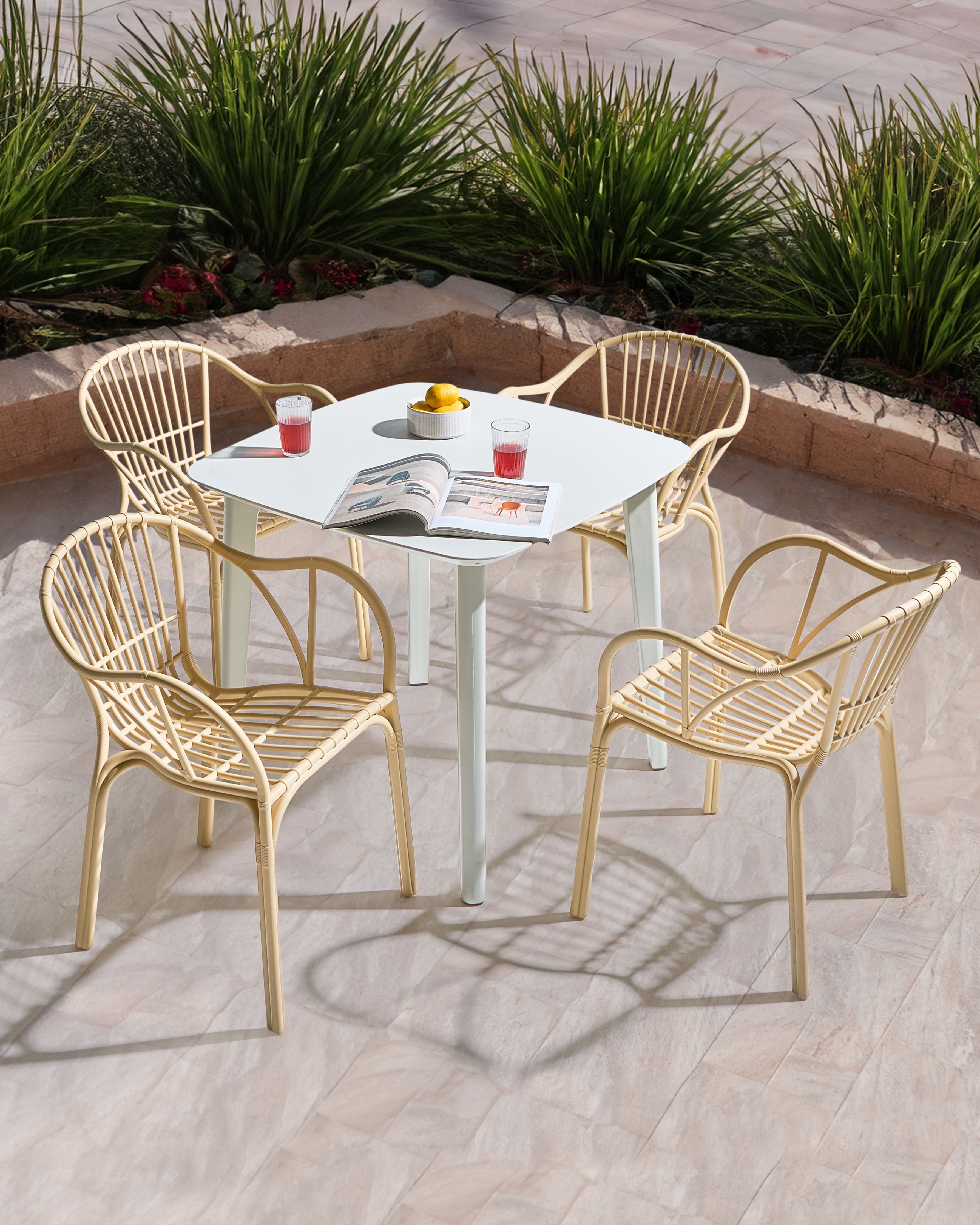 Set di 4 sedie da giardino beige in polipropilene leggero resistente alle intemperie in plastica per interni e per esterni moderno