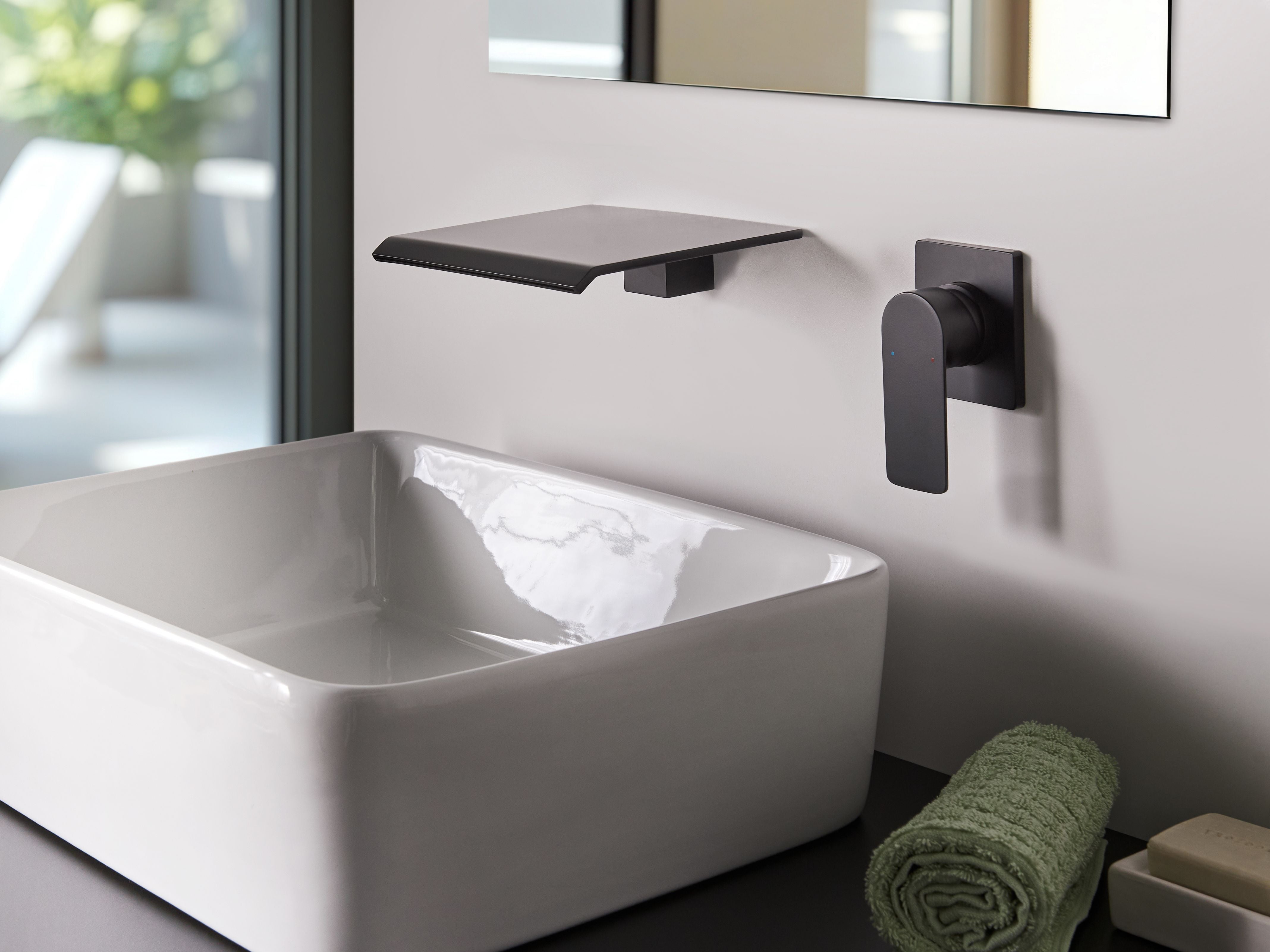 Rubinetto a cascata per lavabo a parete in ottone nero monocomando