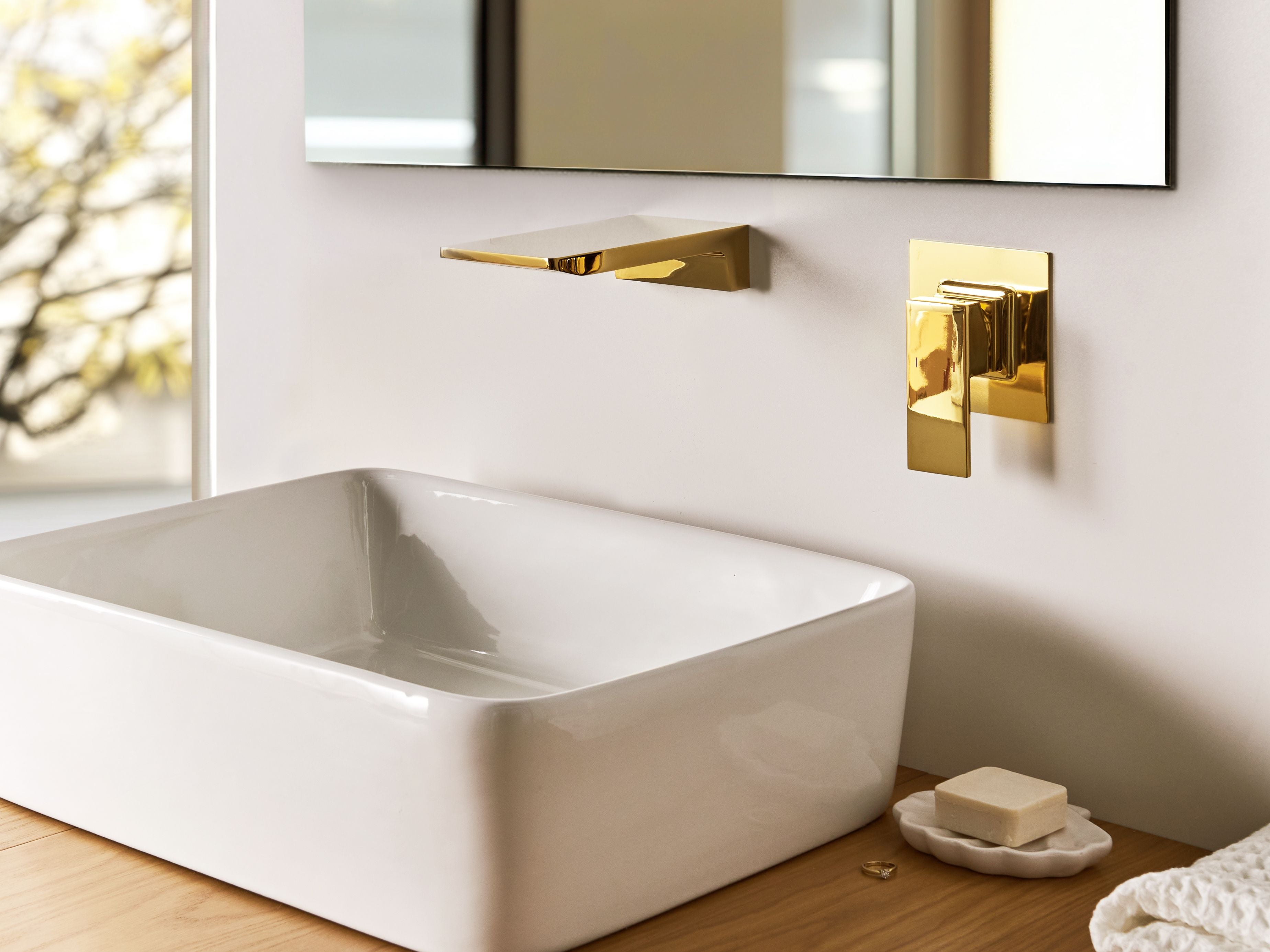 Rubinetto miscelatore per lavabo a parete in ottone oro monocomando