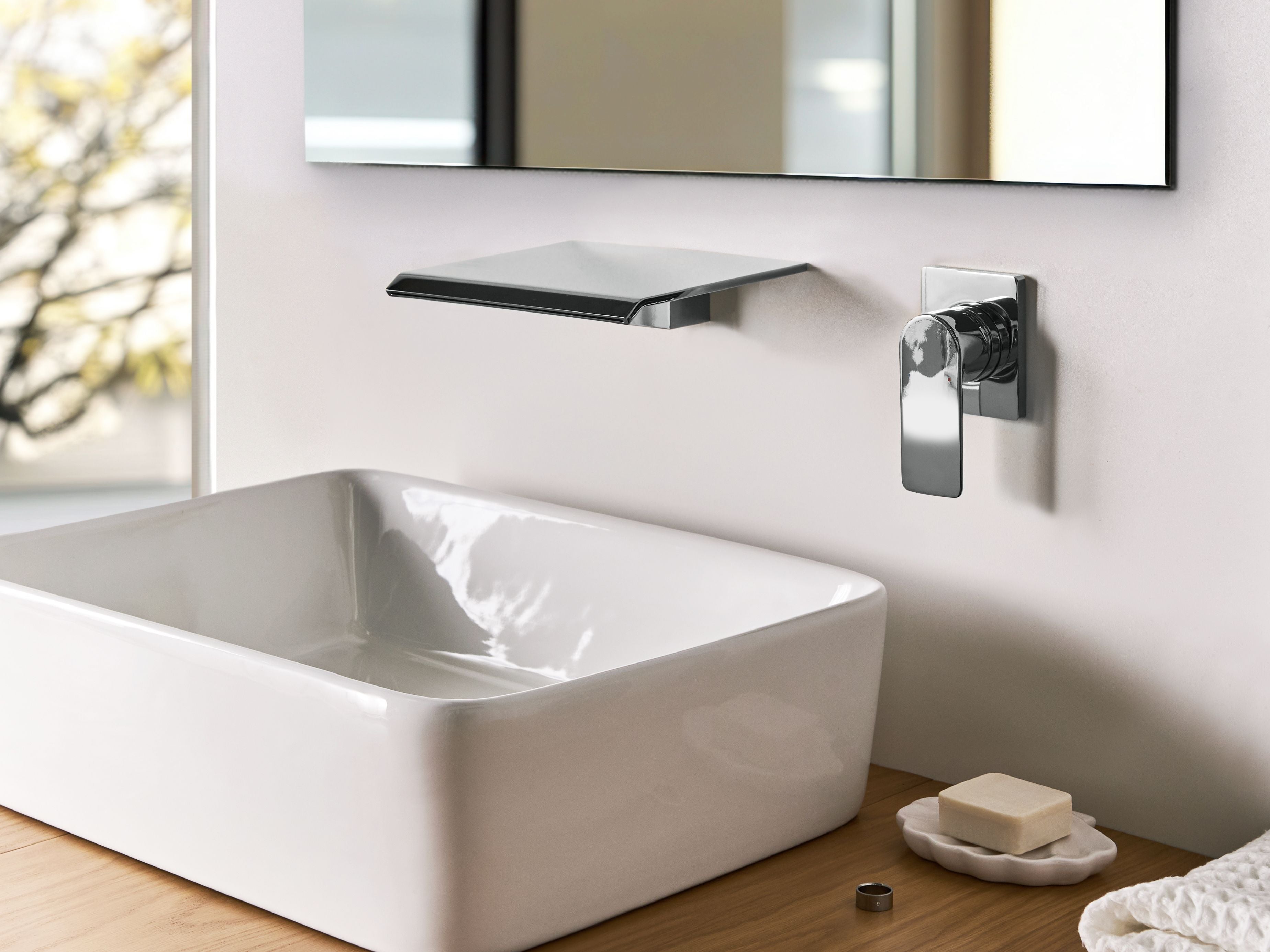 Rubinetto a cascata per lavabo a parete in ottone argentato monocomando