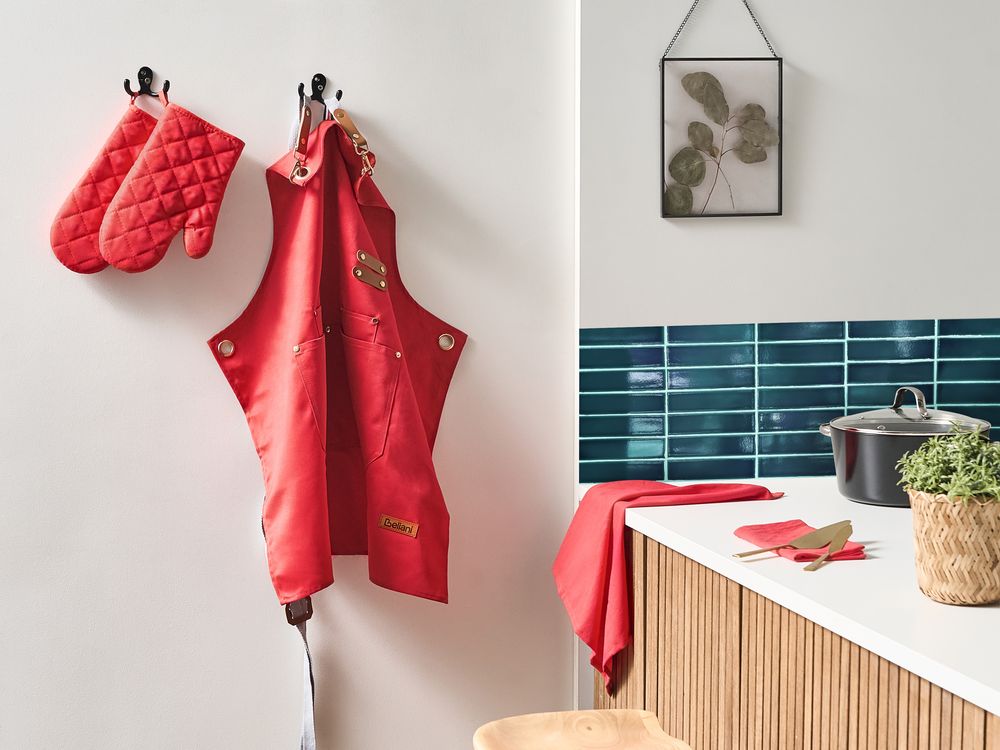 Set da cucina Grembiule Guanti da forno e strofinacci rosso tessuti da cucina