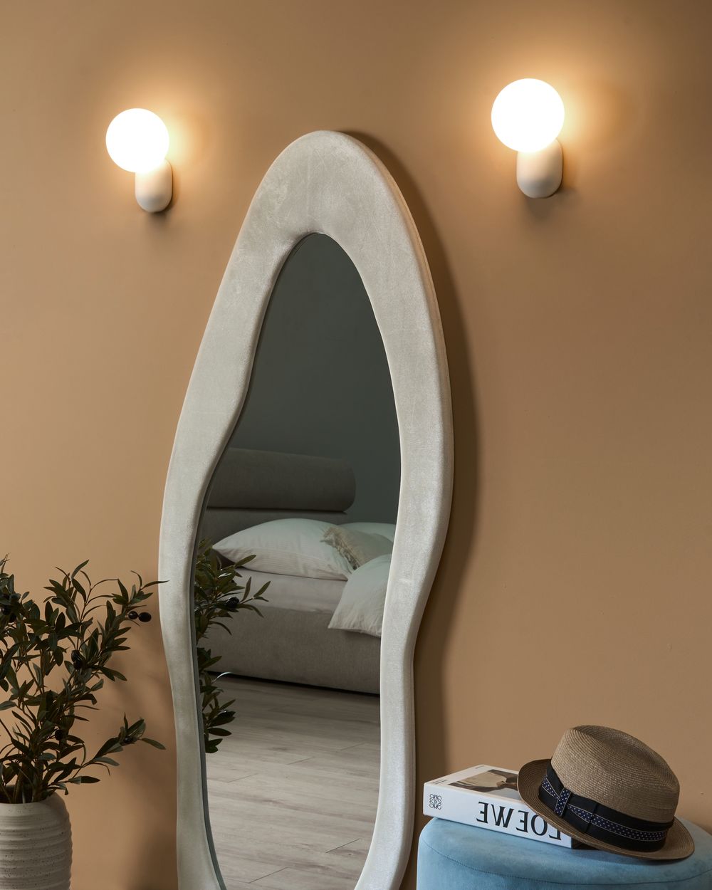 Set di 2 lampade da parete a forma di globo in vetro opalino bianco stile vintage