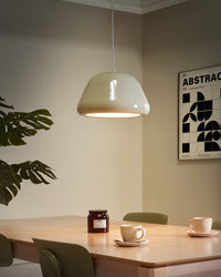 Lampada a sospensione in metallo beige chiaro moderna di ispirazione vintage di forma arrotondata