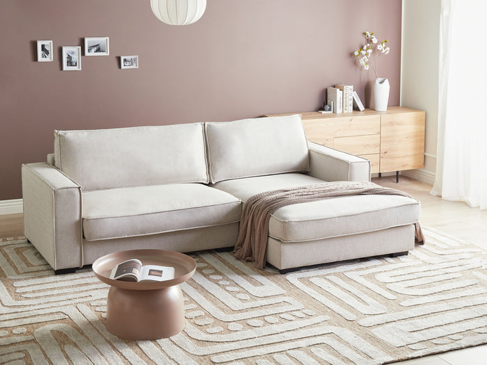 Divano 2 posti ad angolo con schienale in tessuto imbottito e cuscini beige chiaro lato sinistro stile moderno