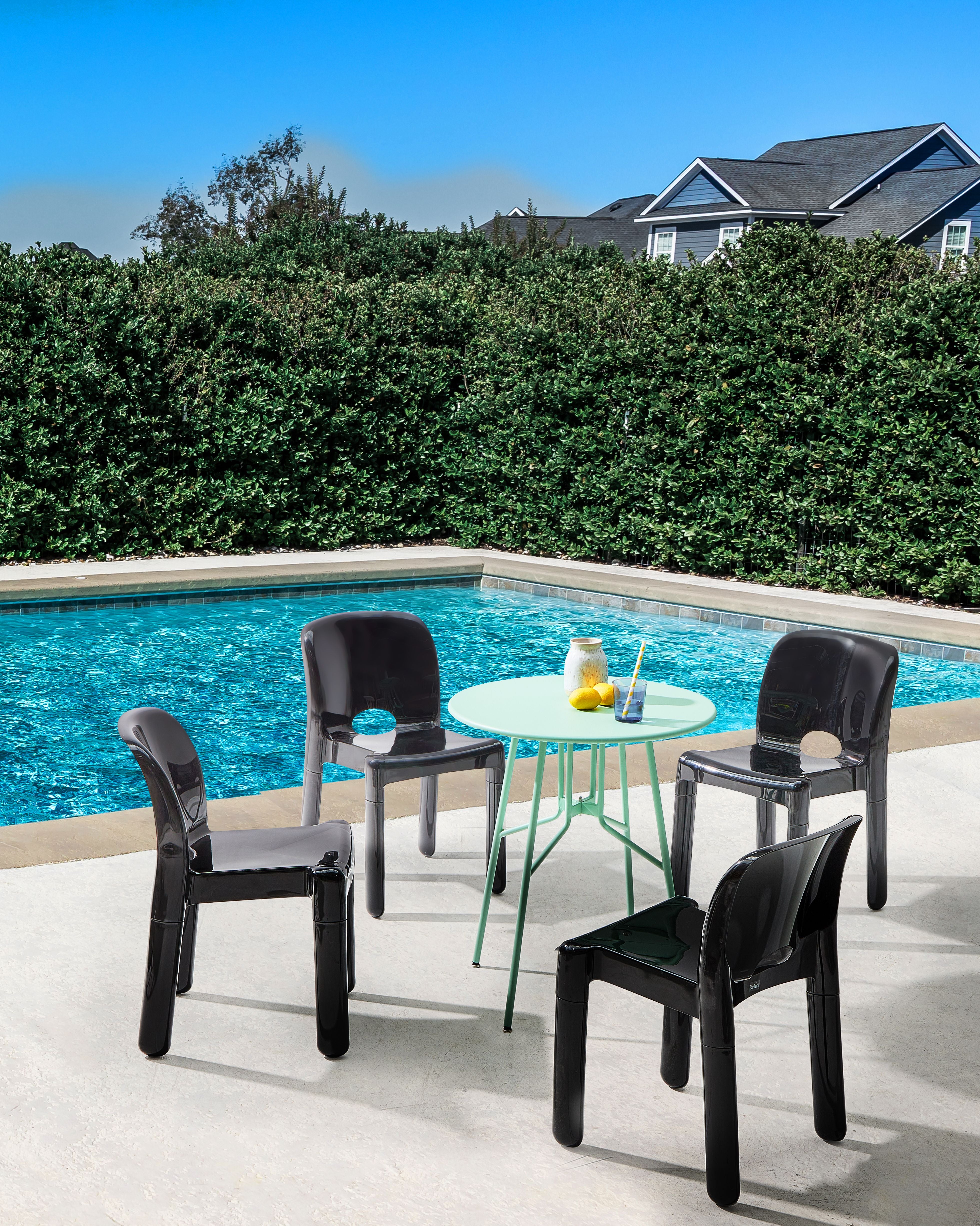 Set di 4 sedie da pranzo in plastica per interni e per esterni senza braccioli impilabili nero stile minimalista