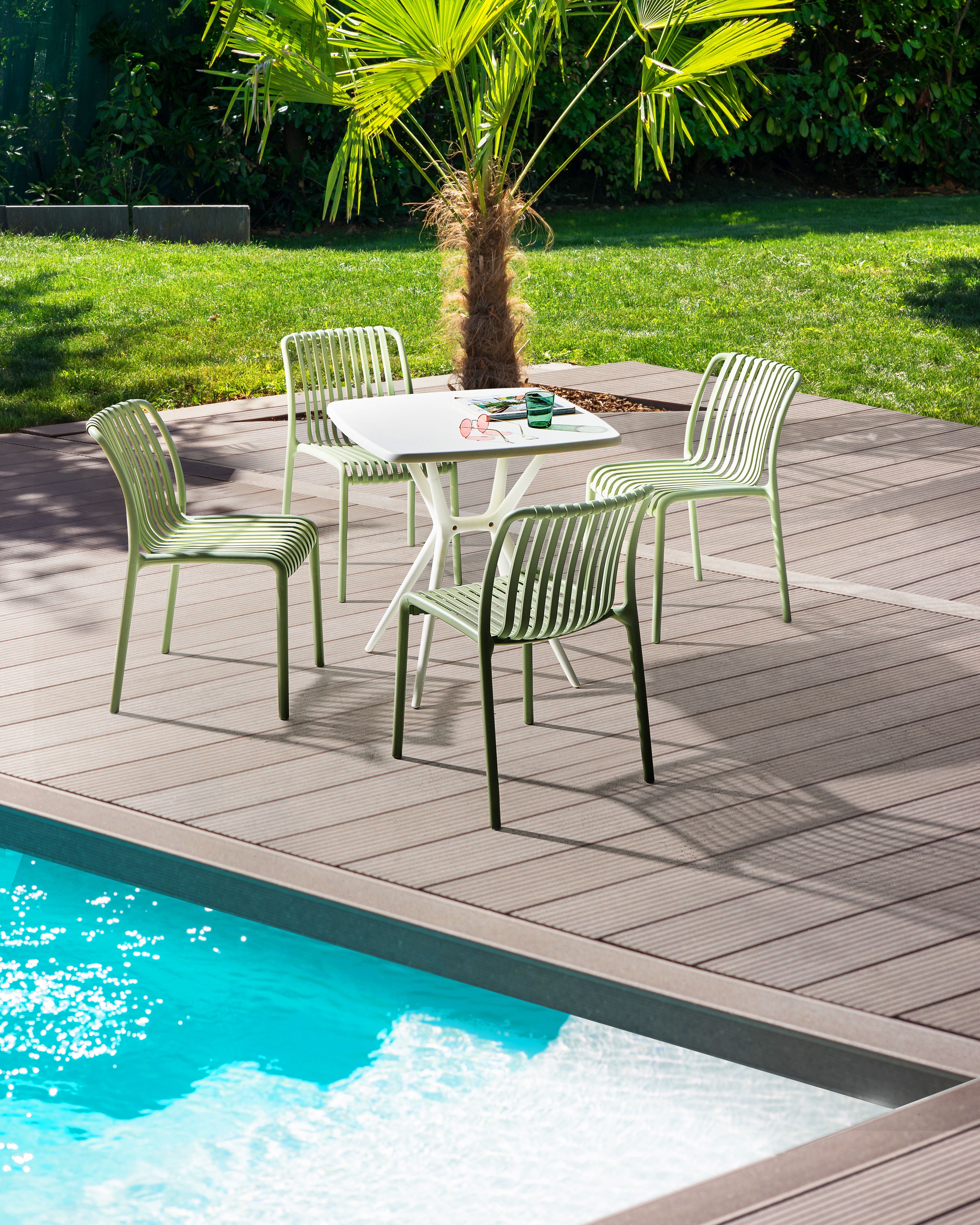 Set di 4 sedie da pranzo in plastica per esterni senza braccioli impilabili Verde chiaro stile minimalista