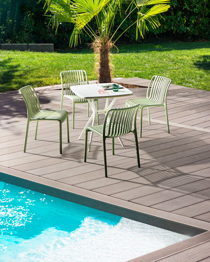 Set di 4 sedie da pranzo in plastica per esterni senza braccioli impilabili Verde chiaro stile minimalista