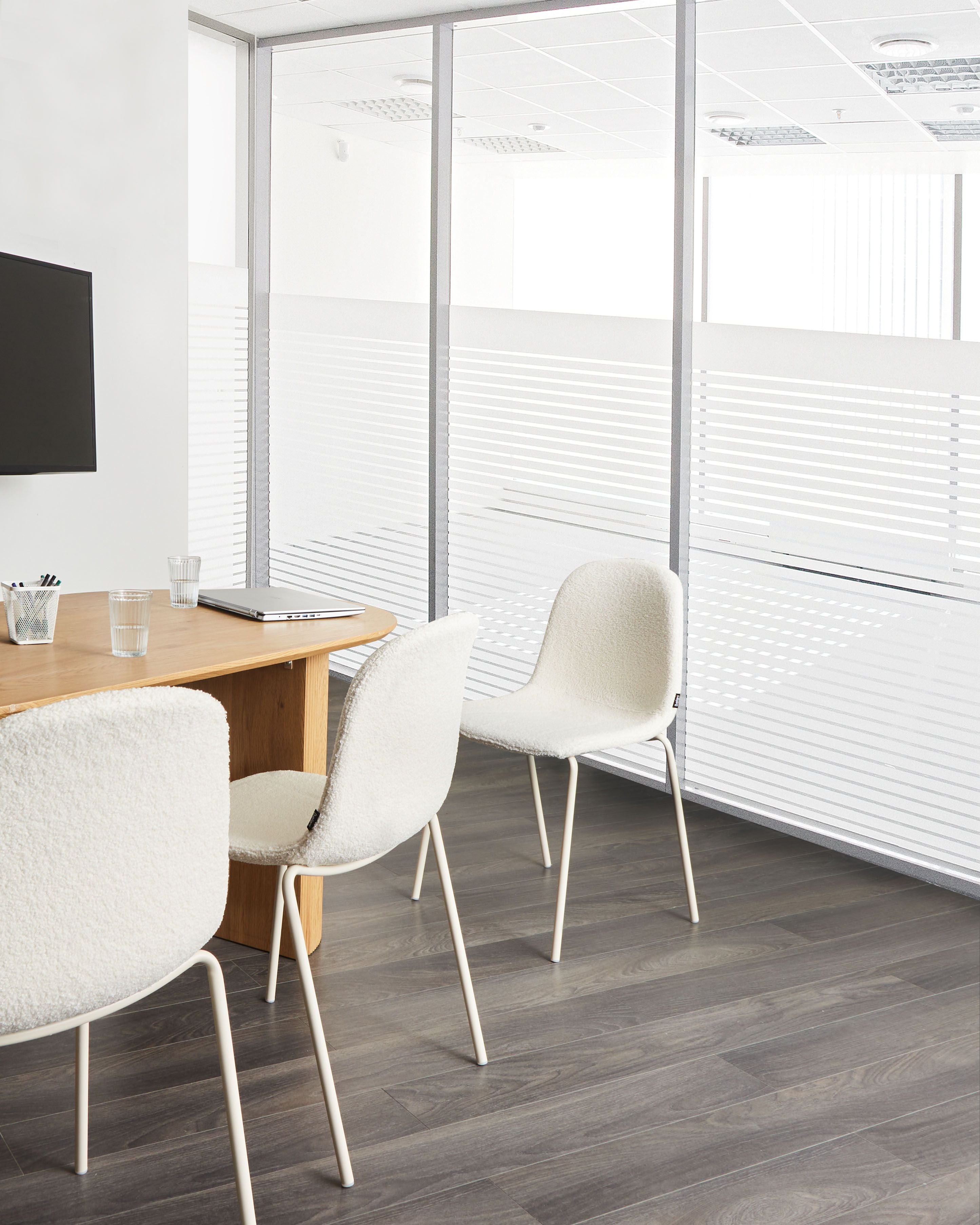 Set di 2 sedie da conferenza con rivestimento in bouclé bianco sporco e gambe in ferro, impilabili.